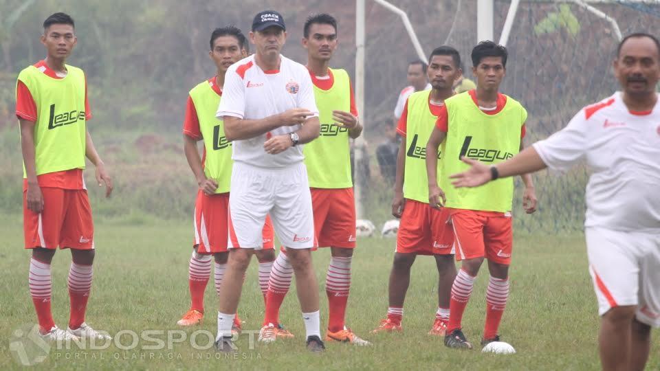 Aksi pelatih Paulo Camargo (tengah) saat melatih anak asuhnya.
