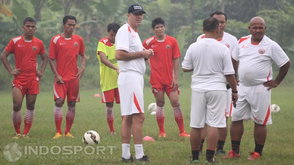 Pelatih baru persija, Paulo Camargo (tengah) bersama tim pelatih melakukan briefing usai melakukan latihan.