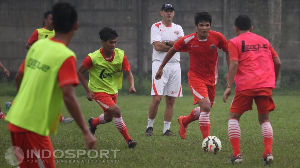 Latihan perdana Persija Jakarta dengan pelatih baru mereka Paulo Camargo (tengah), Sabtu  (20/02/16).