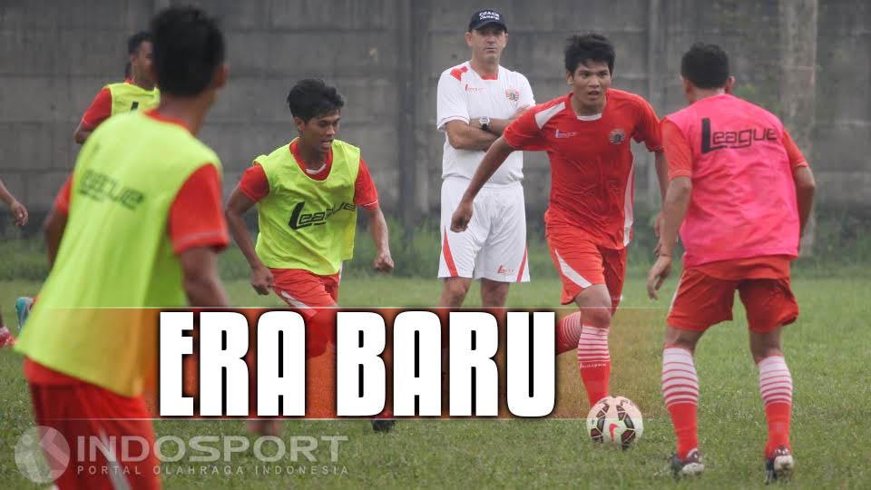 Pelatih Persija Jakarta, Paulo Camargo (tengah) serius mengamati latihan para pemainya.