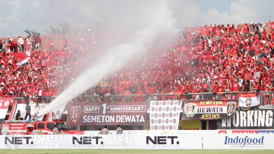 Tradisi%20Siram%20Air%20di%20Gianyar%2C%20Bali.