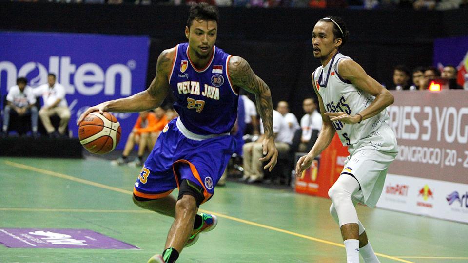 Pemain basket Timnas Indonesia, Brandon Jawato pernah membuat salah satu penonton mendapatkan uang senilai 20 juta rupiah melalui tembakan tengah lapangan.