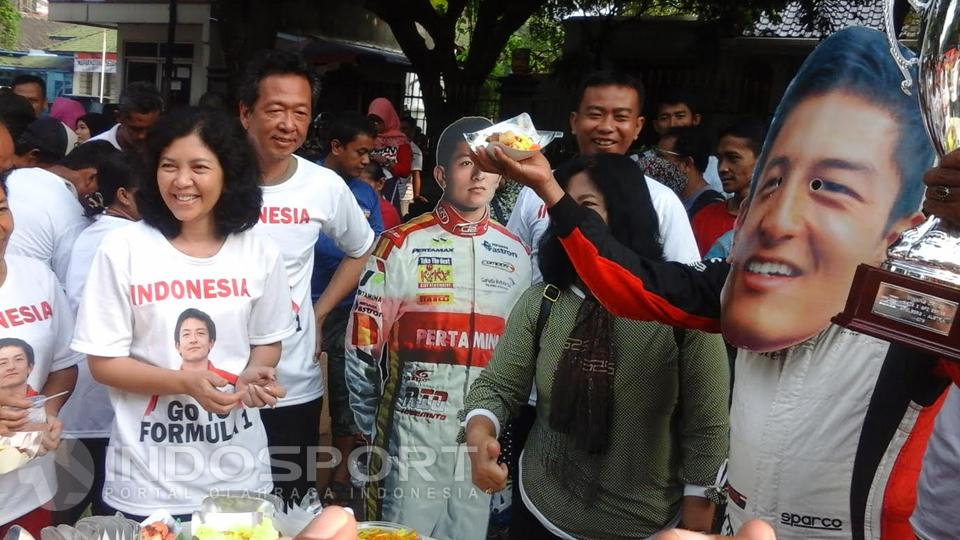 Keluarga%20besar%20Rio%20Haryanto%20mengadakan%20kegiatan%20syukuran%20di%20CFD%20Solo.