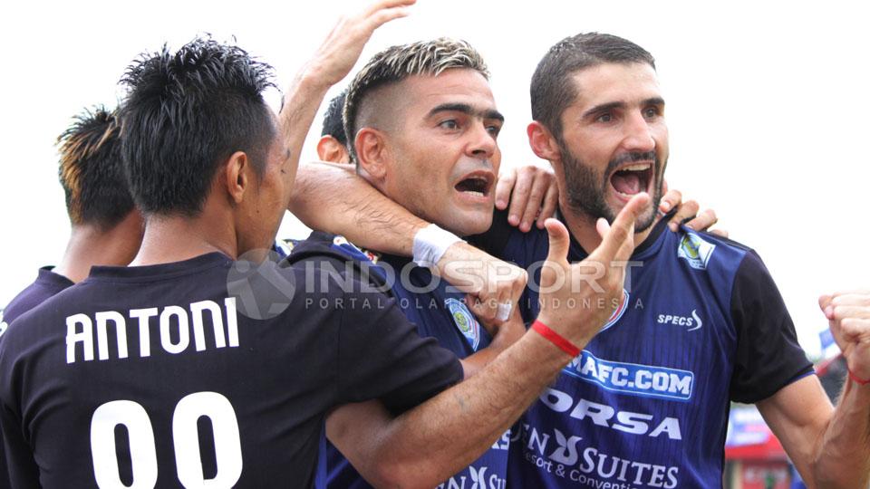 Cristian%20Gonzales%20menunjuk%20tiga%20jarinya%2C%20tanda%20mencetak%20tiga%20golnya%20dalam%20laga%20melawan%20PSS%20Sleman%20di%20ajang%20Bali%20Island%20Cup