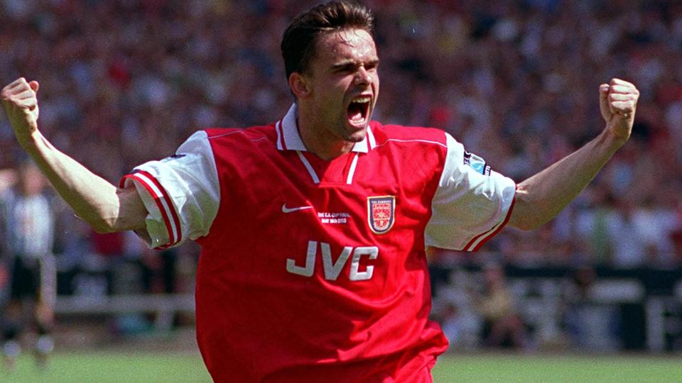 Marc Overmars selebrasi setelah cetak gol bersama Arsenal. Copyright: INTERNET