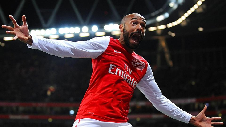 Thierry Henry kepinggir lapangan untuk selebrasi bersama setimnya. Copyright: INTERNET