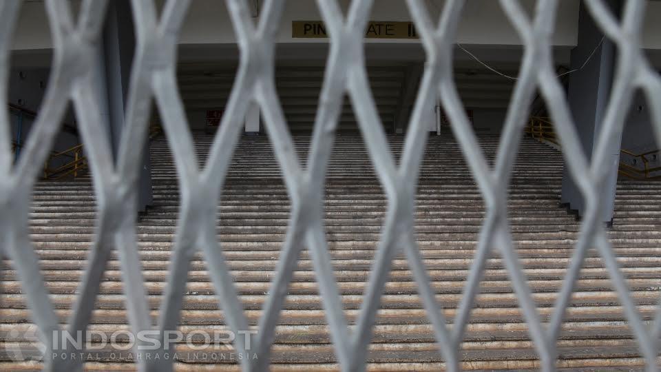 Kondisi%20pintu%20dan%20tangga%20masuk%2Fkeluar%20Stadion%20Utama%20GBK%20yang%20sudah%20kotor%20dan%20berkerak.