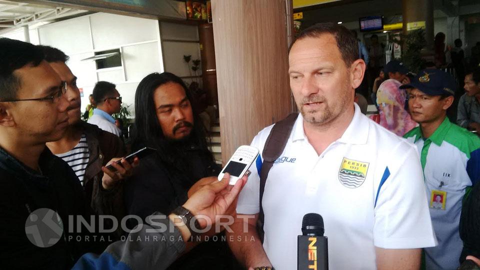 Dejan Antonic menjawab pertanyaan wartawan saat ditemui di Bandara Husein Sastranegara Bandung. - INDOSPORT