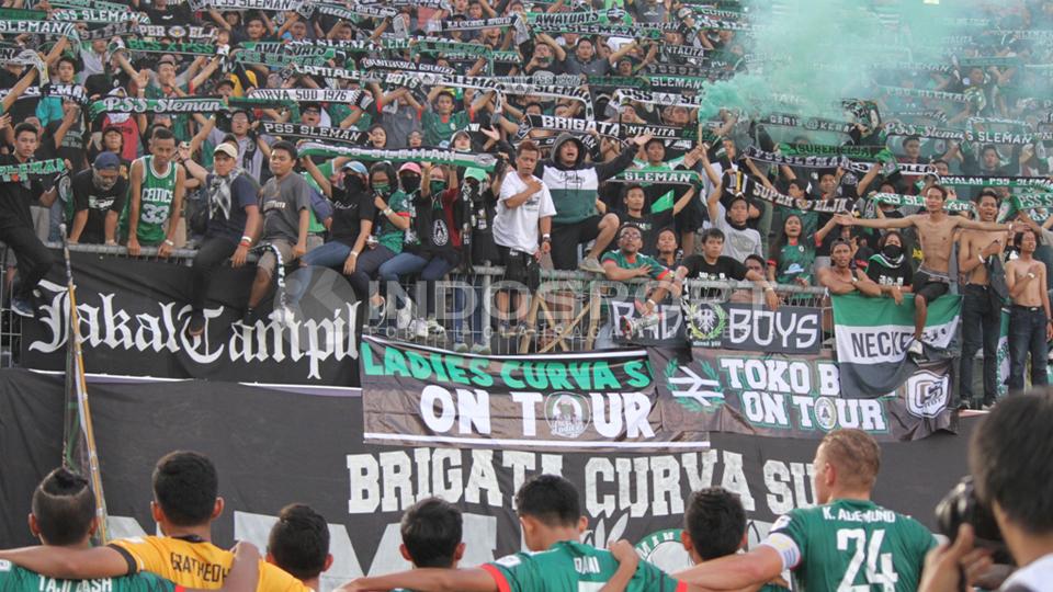 Ritual khas BCS dengan membentangkan syal sambil menyanyikan lagu khas mereka, di hadapan para pemain setiap kali PSS Sleman usai berlaga. Copyright: Ian Setiawan/INDOSPORT