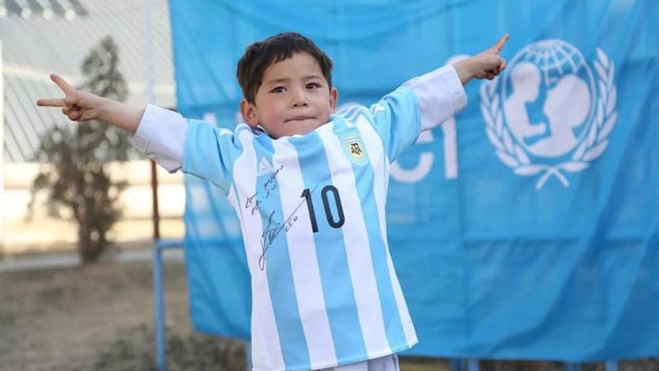 Murtaza Ahmadi exis memakai kostum Argentina dengan background UNICEF. Copyright: INTERNET