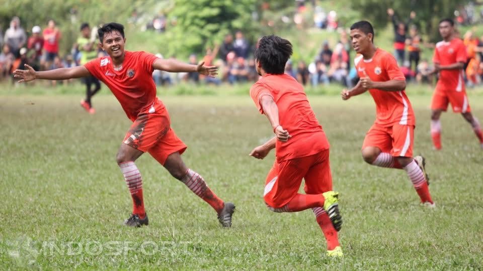 Selebrasi para pemain Persija Jakarta usai mencetak gol pertama ke gawang Pra PON DKI Jakarta, Sabtu (27/02/16). Gol dicetak oleh Aji Toha pada menit ke 75. - INDOSPORT