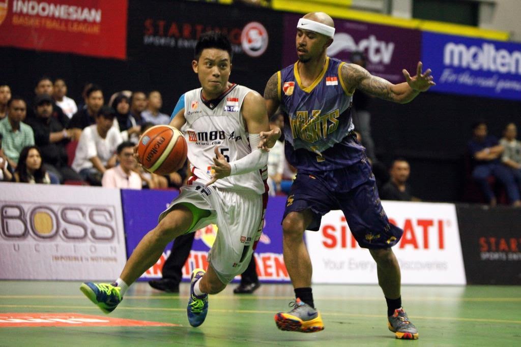 Andakara%20Prastawa%20berusaha%20melewati%20hadangan%20Mario%20Wuysang%20dalam%20sebuah%20laga%20IBL.