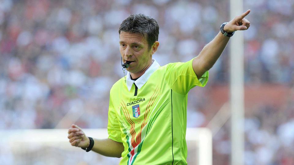Gianluca Rocchi menunjukan bola keluar. Copyright: INTERNET