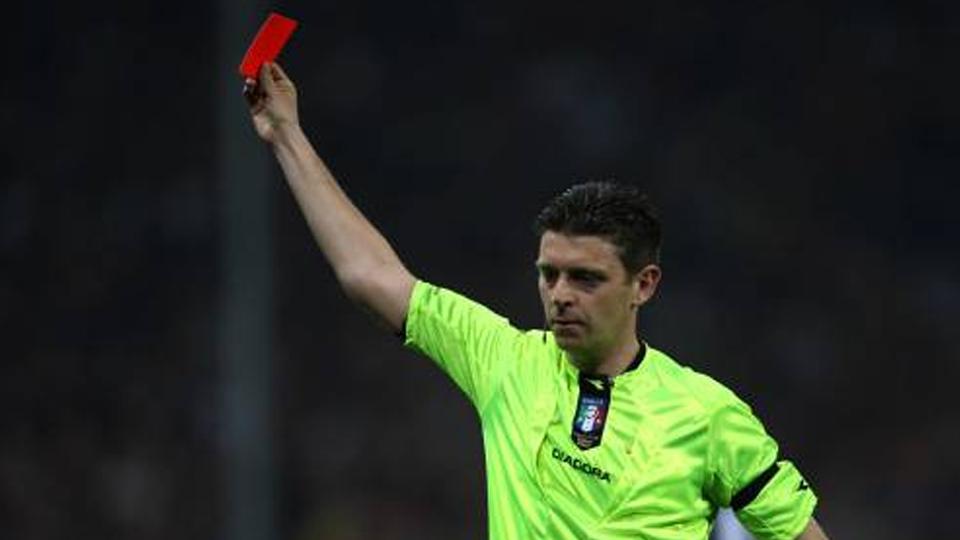 Gianluca Rocchi mengeluarkan kartu merah terhadap pemain yang melanggar aturan. Copyright: INTERNET