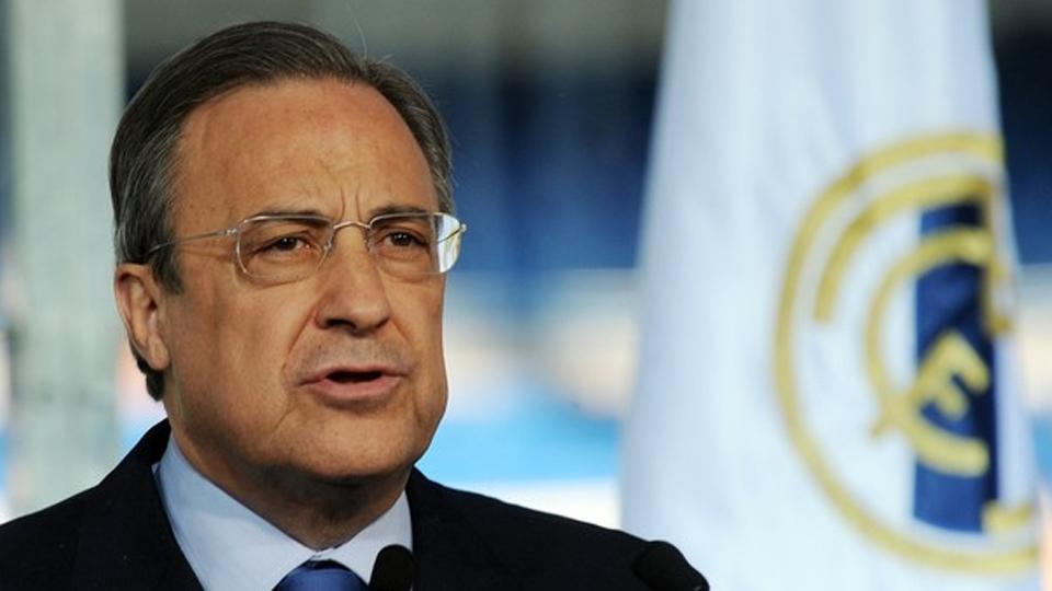 Florentino Perez memandang spanduk Real Madrid. Copyright: INTERNET