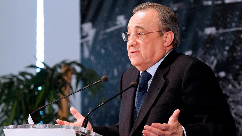 Florentino Perez dengan gaya tidak tahu saat Konferensi pers. Copyright: INTERNET