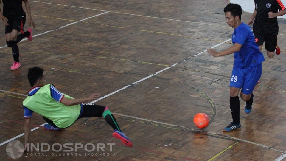 Pemain Simpatisan United Tangerang Selatan B (biru) mengelabui kiper Simpatisan United Cipanas. - INDOSPORT