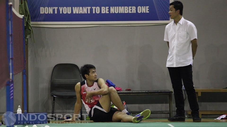 Wakil ketua III Satlak Prima sekaligus legenda bulutangkis Indonesia, Taufik Hidayat (kanan) berbincang dengan Tontowi Ahmad. Copyright: Herry Ibrahim/Indosport