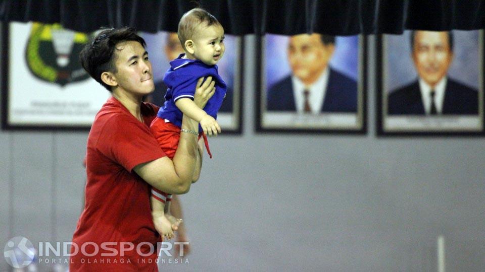 Vita Marisa bermain dengan anaknya Tontowi Ahmad, Danish Arsenio.