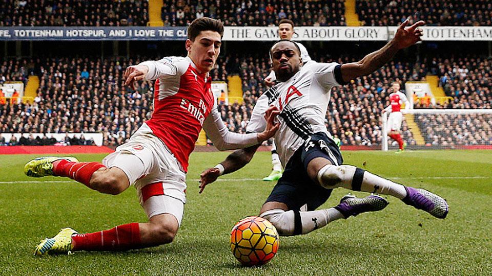 Hector Bellerin bersaing dengan Danny Rose. Copyright: INTERNET