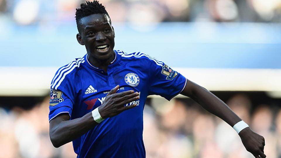 Bertrand Traore berlari kencang usai ciptakan gol. Copyright: INTERNET