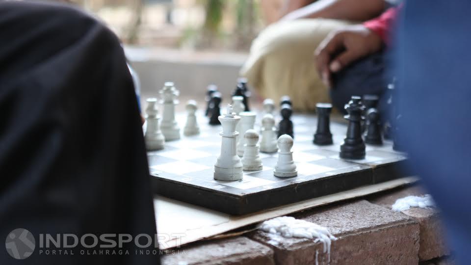 Sebenarnya terdapat meja dan kursi sebagai fasilitas untuk bermain dicatur. Namun akhir-akhir ini dilarang oleh petugas.