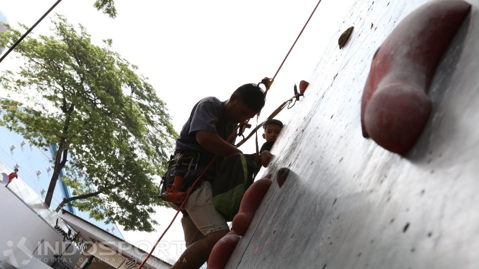 Pihak pengurus menyebut belum ada dana untuk merenovasi fasilitas panjat tebing ini.