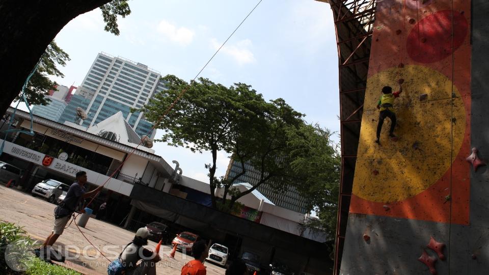 Area%20panjat%20tebing%20di%20GOR%20Soemantri%20Brodjonegoro%2C%20Jakarta%20Selatan.