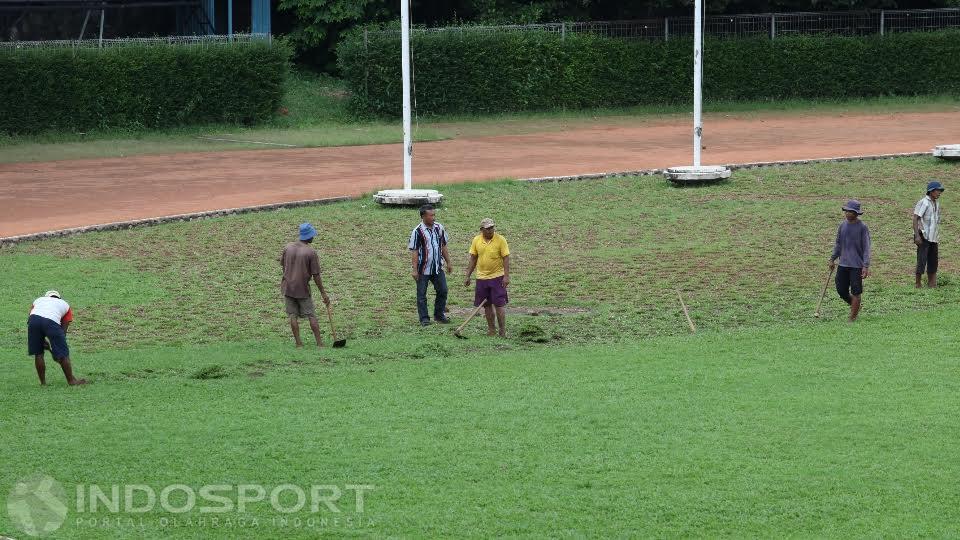 Pengerjaan lapangan Sepakbola GOR Soemantri. Copyright: Herry Ibrahim/INDOSPORT