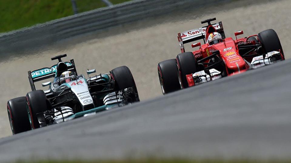 Lewis Hamilton berduel dengan Sebastian Vettel musim lalu. Copyright: INTERNET