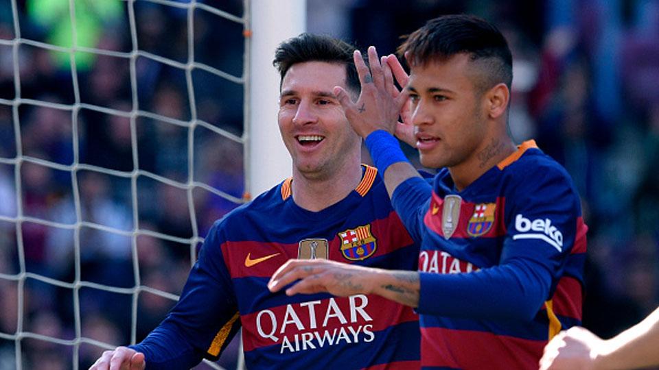 Neymar merayakan gol bersama Lionel Messi. - INDOSPORT
