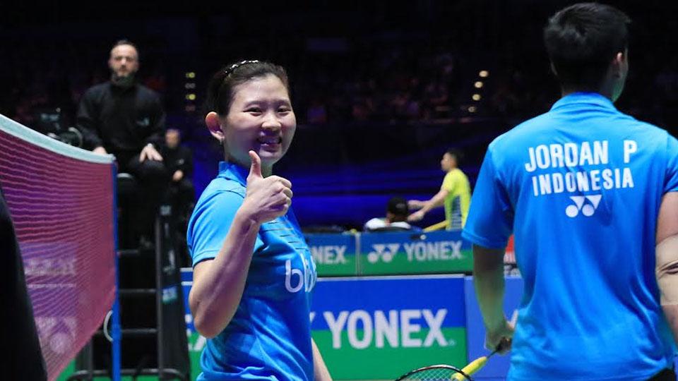 Debby Susanto memberikan tanda jempol saat lolos ke final All England 2016.