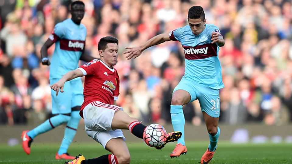 Ander Herrera tekel Manuel Lanzini. Copyright: INTERNET