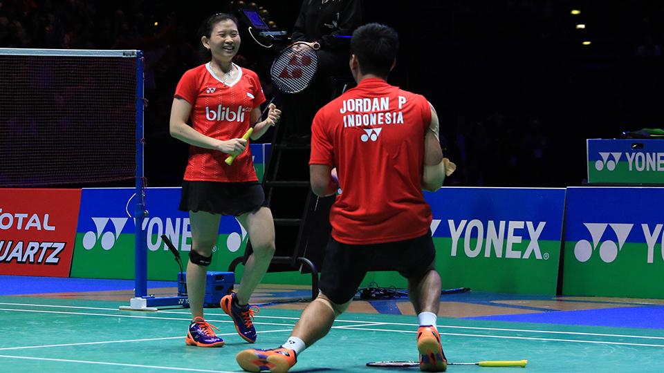 Kegembiraan ganda campuran Indonesia, Praveen/Debby usai jadi Juara All England 2016 kalahkan ganda campuran Denmark. Copyright: HUMAS PP PBSI