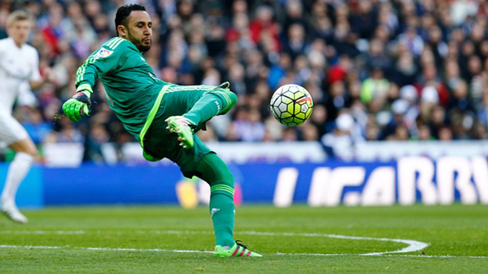 Keylor Navas sedang menendang bola. Copyright: INTERNET