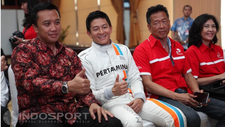 Rio Haryanto (kedua dari kiri) bersama Menpora Imam Nahrowi (kiri) dan kedua orangtuanya (kanan).
