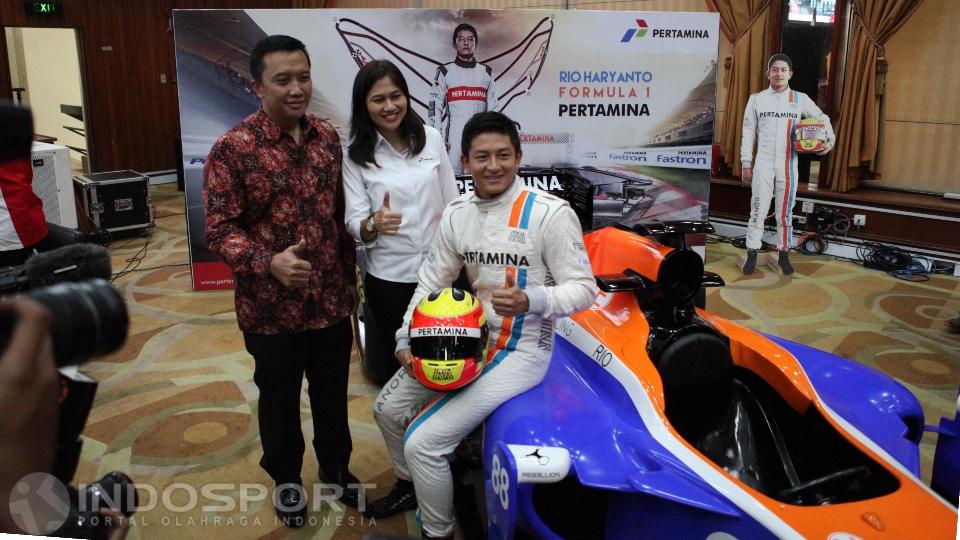 Rio Haryanto (tengah) berfoto bersama dengan Menpora Imam Nahrowi dan perwakilan Pertamina Wianda Pusponegoro.