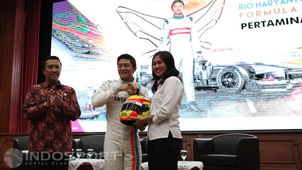 Rio Haryanto menerima simbol helm dari perwakilan Pertamina Wianda Pusponegoro.