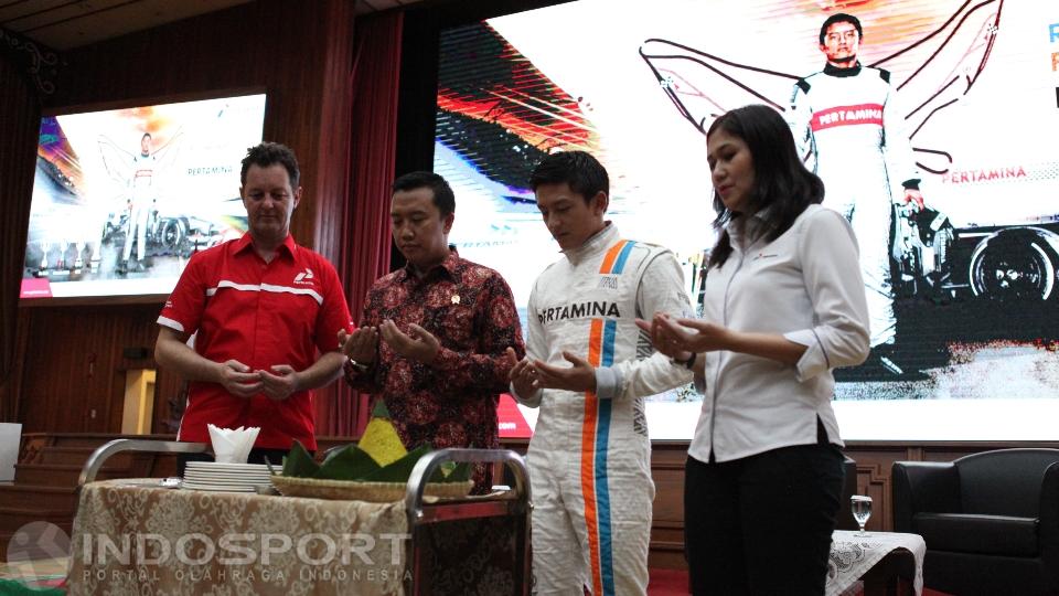 Rio Haryanto (tengah) bersama Menpora Imam Nahrowi melakukan doa sebagai tanda syukur jelang keberangkatannya menjalani Race Formula 1 perdana di Melbourn.
