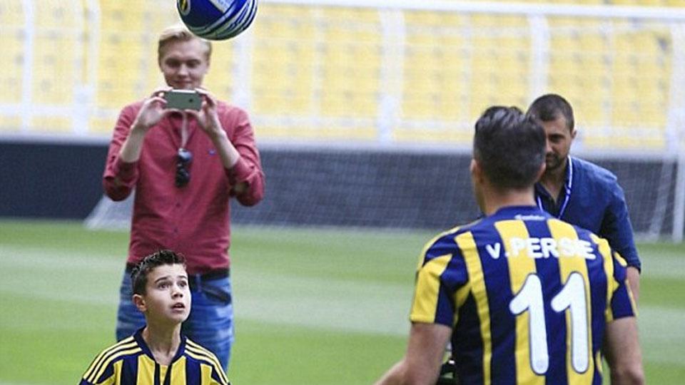 Anak Robin van Persie Shaqueel bergabung di akademi Fenerbahce. Copyright: INTERNET