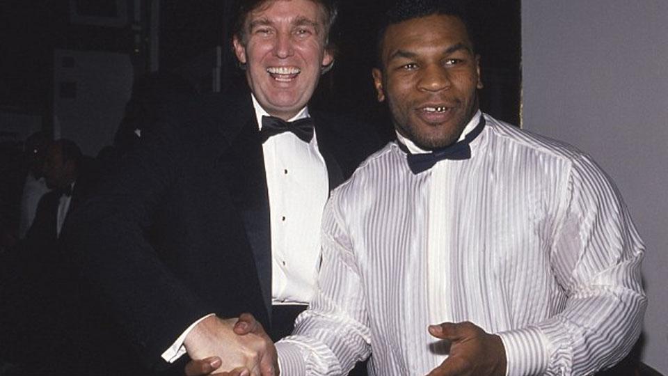 Donald Trump (kiri) bersama Mike Tyson di New York pada November 1989. - INDOSPORT