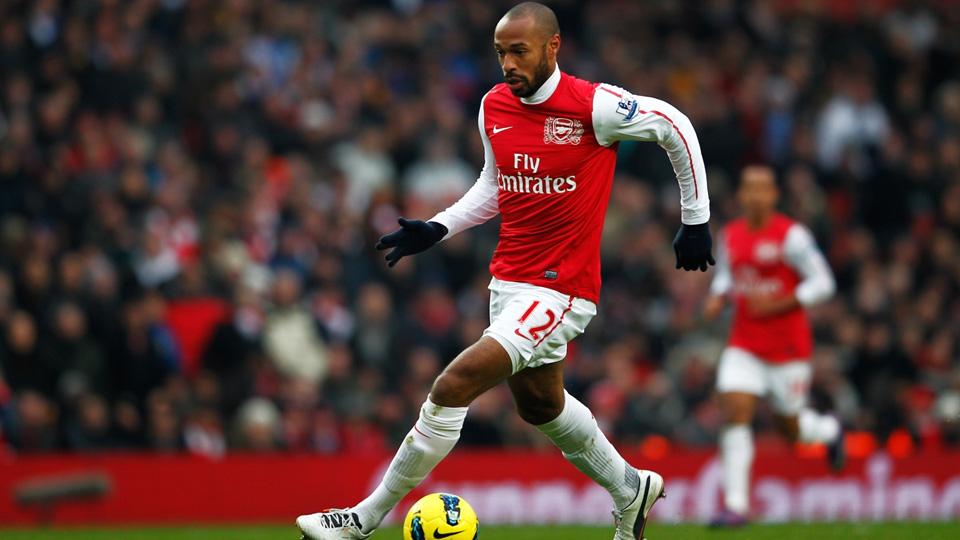 Thierry Henry mengontrol bola. Copyright: INTERNET