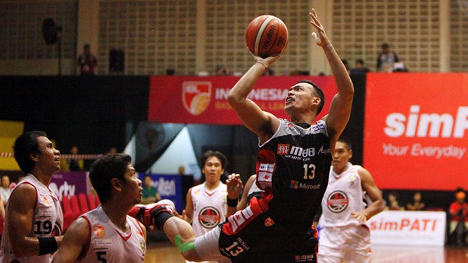 Ebrahim%20Enguio%20Lopez%20cetak%2013%20angka%20saat%20M88%20Aspac%20Jakarta%20menang%2066-54%20atas%20Hangtuah%20Sumsel%20di%20Seri%20IV%20IBL%202016.