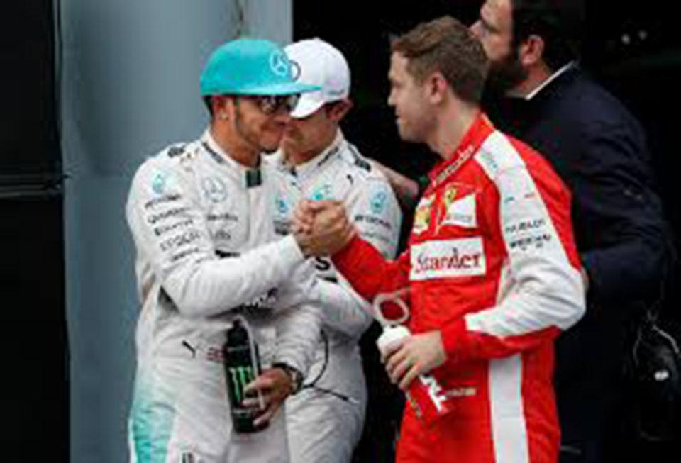 Lewis Hamilton berhasil menjadi yang tercepat pada latihan bebas pertama seri GP Australia 2016. - INDOSPORT