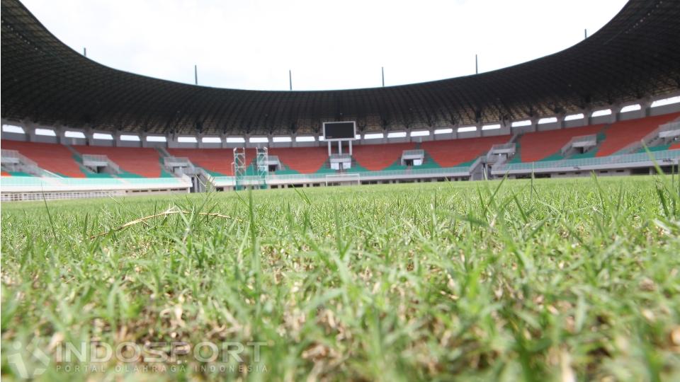 Rumput stadion menggunakan rumput jenis bermuda.