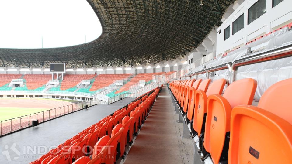 Kursi penonton stadion ini menerapkan desain single seat.