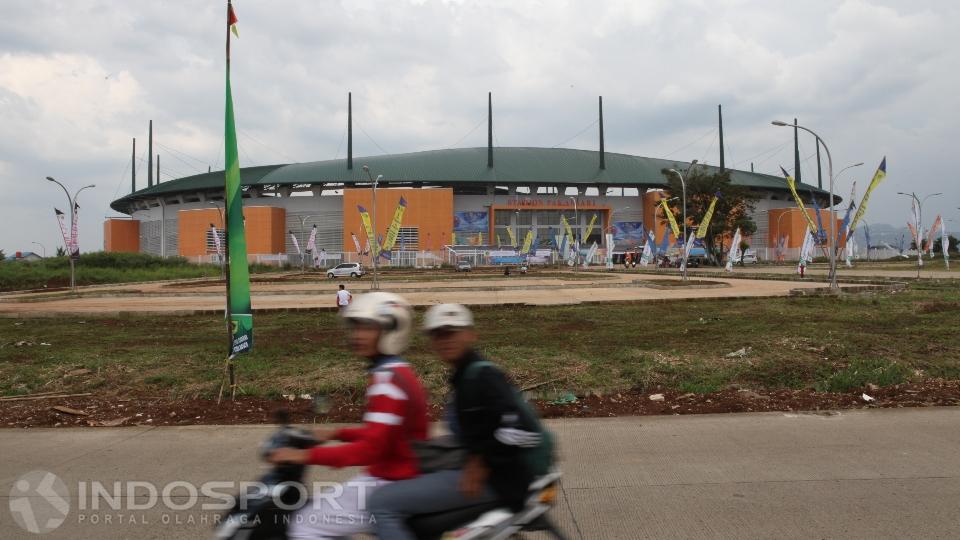 Penampakan stadion Pakansari dari luar.