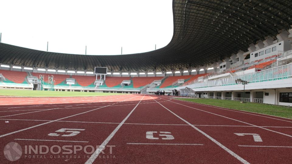 Lintasan atletik di dalam Stadion Pakansari, Bogor. - INDOSPORT
