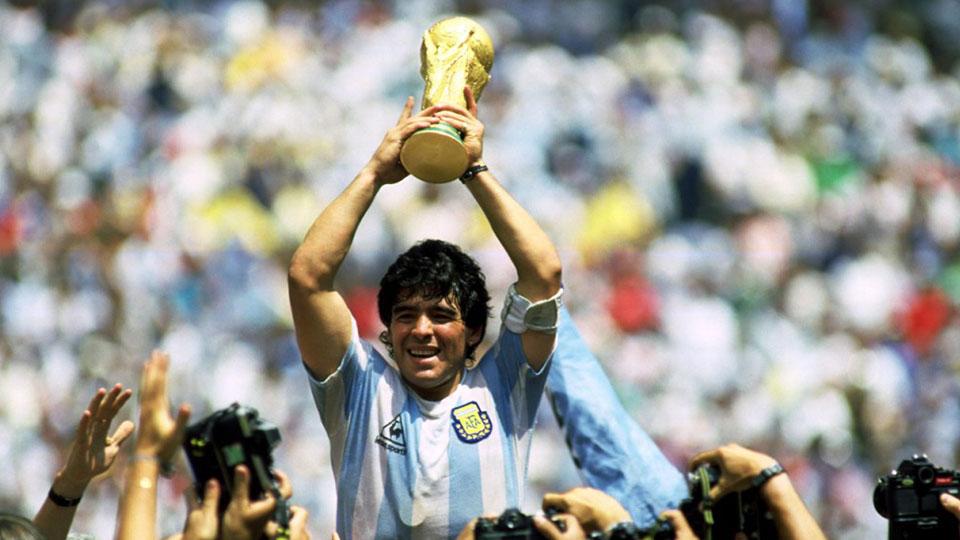 Diego Maradona dan Trofi Jules Rimet. Copyright: INTERNET