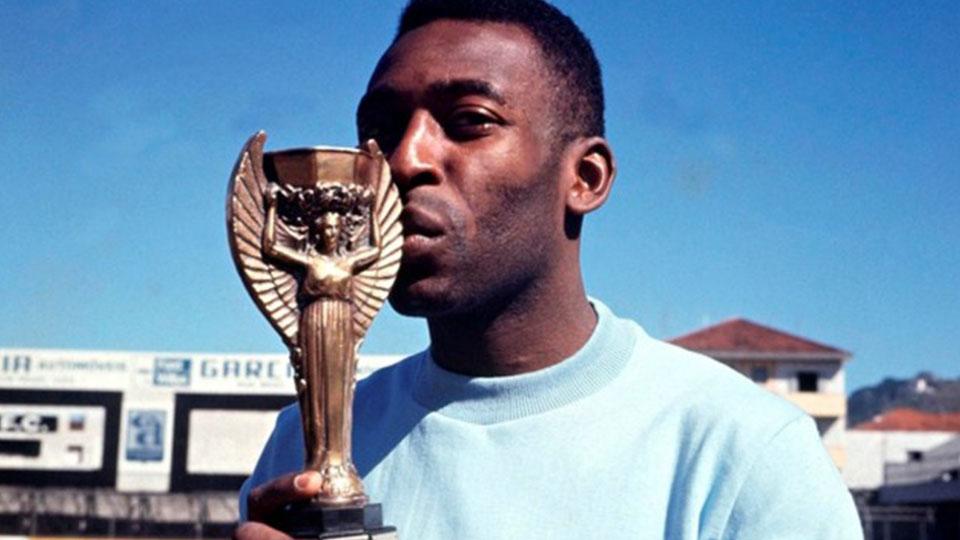 Pele cium Trofi Jules Rimet. Copyright: INTERNET